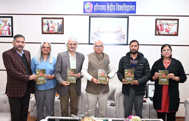 कुलपति प्रो टंकेश्वर कुमार ने ‘बियॉन्ड बॉर्डर्स’ पुस्तक का विमोचन किया